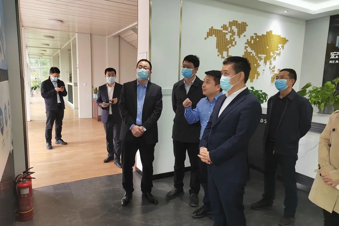 重慶市永川區(qū)委常委、副區(qū)長宋文到訪凈化彩鋼夾芯板廠家宏鑫源重慶金諾公司調(diào)研工作(圖1)